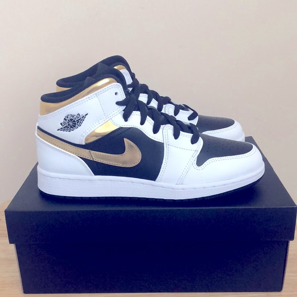 🖤💛NIKE AIR JORDAN 1 MID GS SNEAKERS💛🖤 - Picture 1 of 11